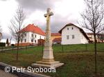 Kamenný kříž pod farou v Bělotíně od roku 2015